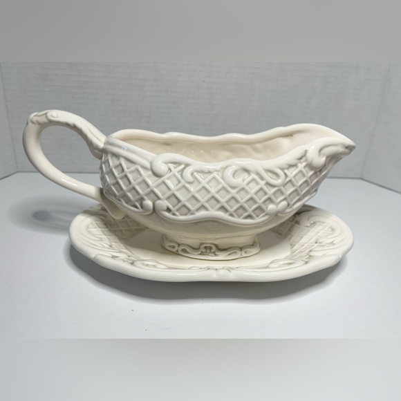 The Cellar Dining The Cellar Ivory Gravy Boat And Saucer Federated